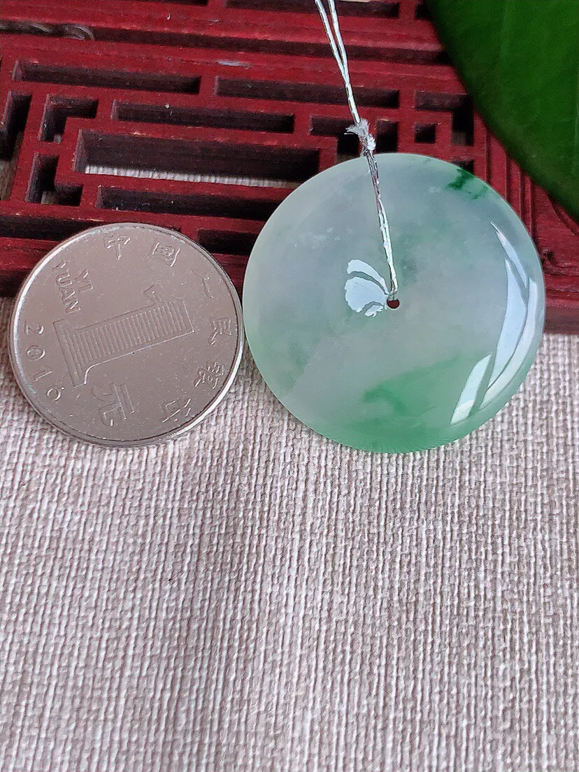 a货翡翠老坑冰种飘绿平安扣吊坠 尺寸31.4×5.5mm 重量12.07g 0704