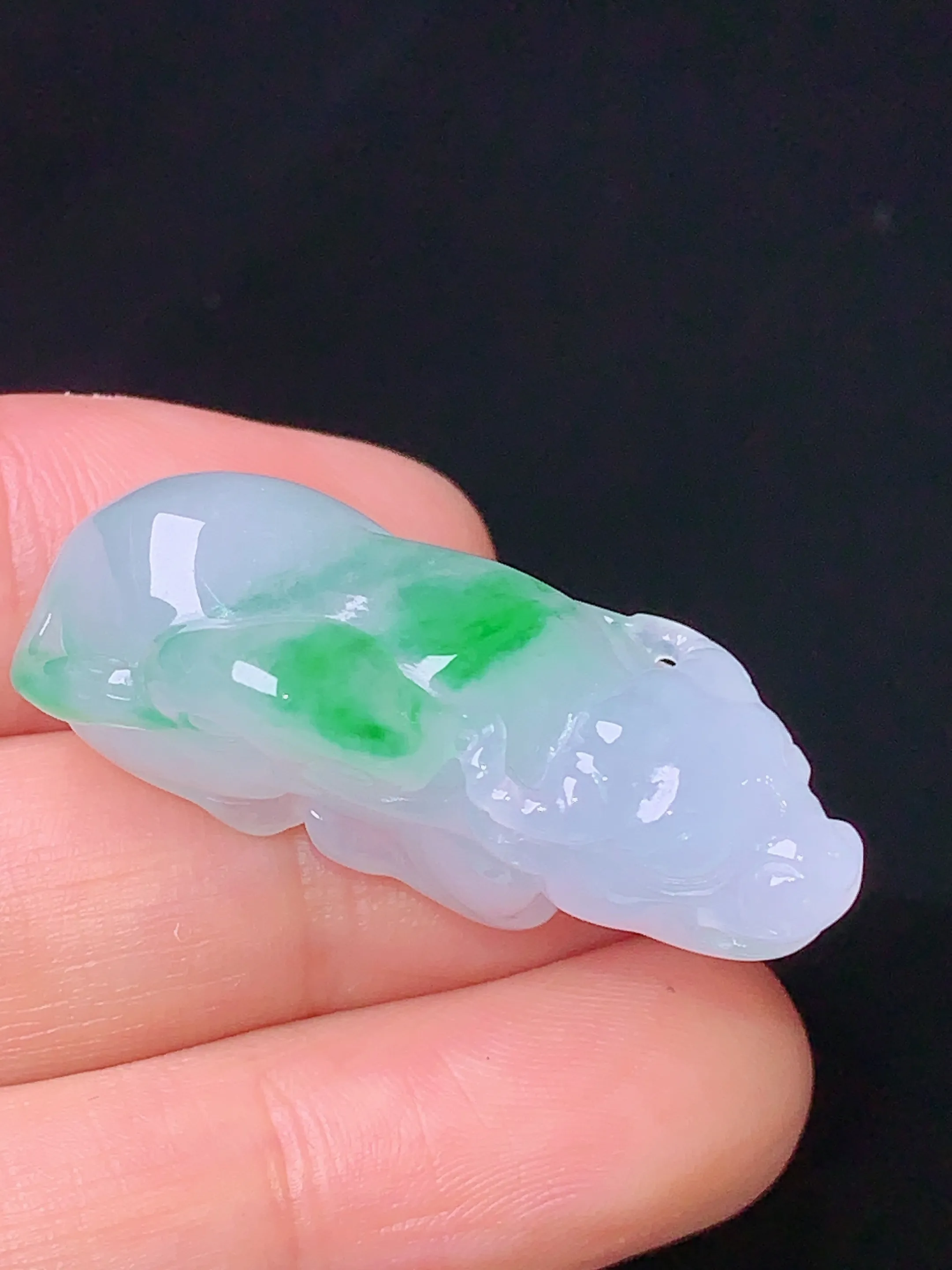 飘绿生肖牛吊坠 玉质细腻 色泽艳丽 整体尺寸34.2*13*15