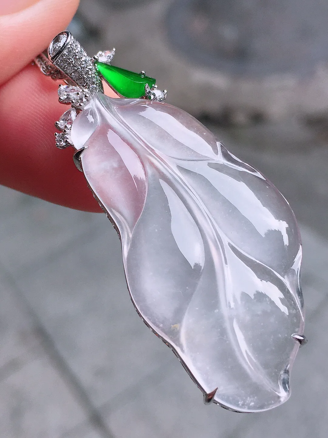 冰种玉叶吊坠，玉质细腻，荧光感超
强，饱满圆润，气质满满。18k
金豪华镶嵌