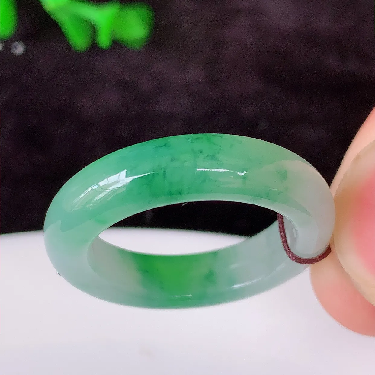 自然光实拍，18.mm内径翡翠指环，玉戒指，玉质莹润，好精美好冰润的指环，18圈口，上手纤巧！#01