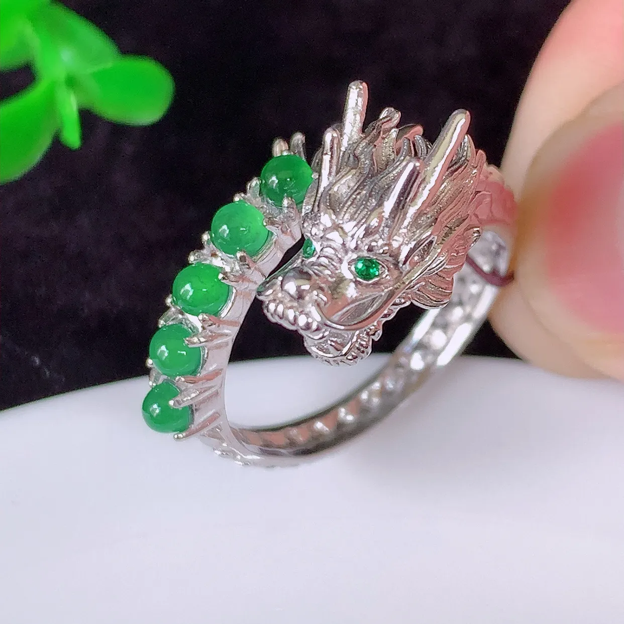 冰透满绿葫芦翡翠925银镶嵌龙戒指，，自然光实拍，翠色灵动，颜色漂亮，种老水足，品相佳，佩戴佳品！#98.1（圈口可调大小）裸石2.5-2.5整体30-17*9