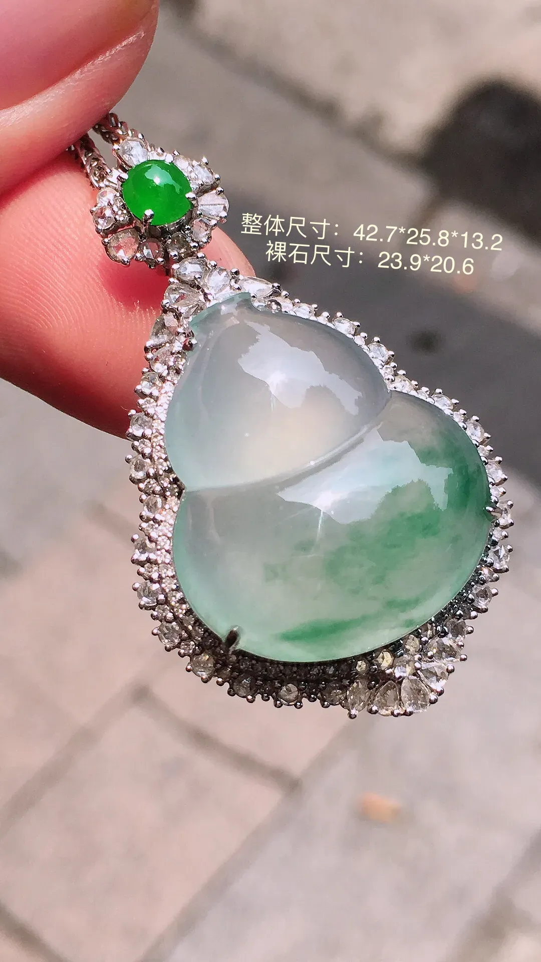飘绿葫芦吊坠，色泽艳丽，玉质细腻，荧光感超
强，饱满圆润，气质满满。18k
金豪华镶嵌
