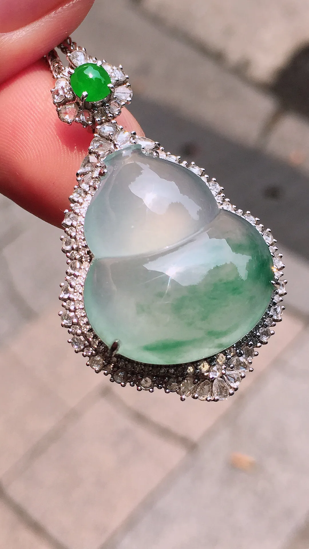 飘绿葫芦吊坠，色泽艳丽，玉质细腻，荧光感超
强，饱满圆润，气质满满。18k
金豪华镶嵌