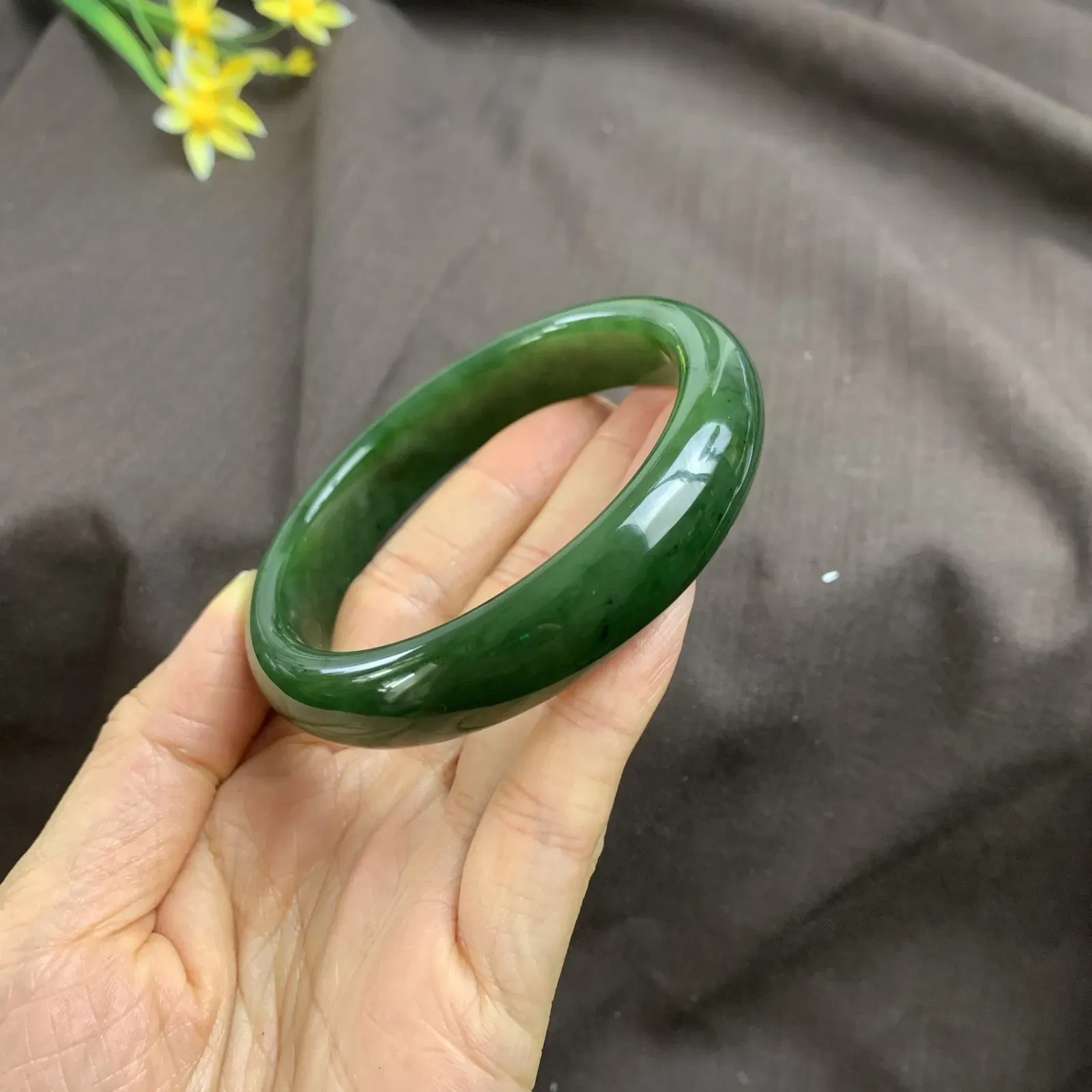 和田玉62圈口菠菜绿碧玉手镯！圈口62宽14玉质细腻油润 底色纯净 无裂无棉 脂粉好，品质好