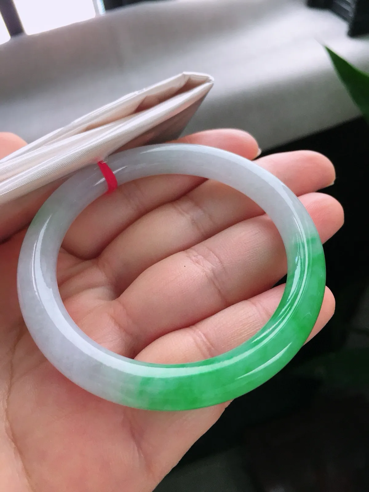圈口53.8，圆条手镯，小圈口，半圈绿，玉质冰润细腻，尺寸53.8-8.2-8.3mm