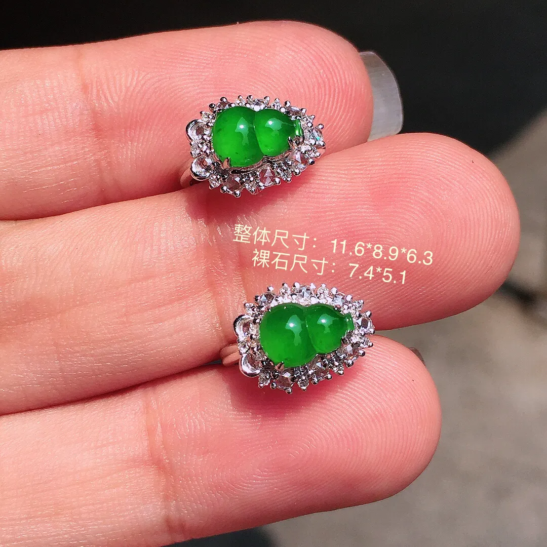 阳绿葫芦耳钉，色泽均匀艳丽，玉质细腻，荧光感超
强，饱满圆润，气质满满。18k
金豪华镶嵌