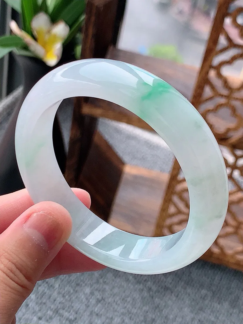 a货翡翠老坑飘绿正装正圈手镯55-56圈口 尺寸55.8×13.8×8.3mm 重量66.04g 0