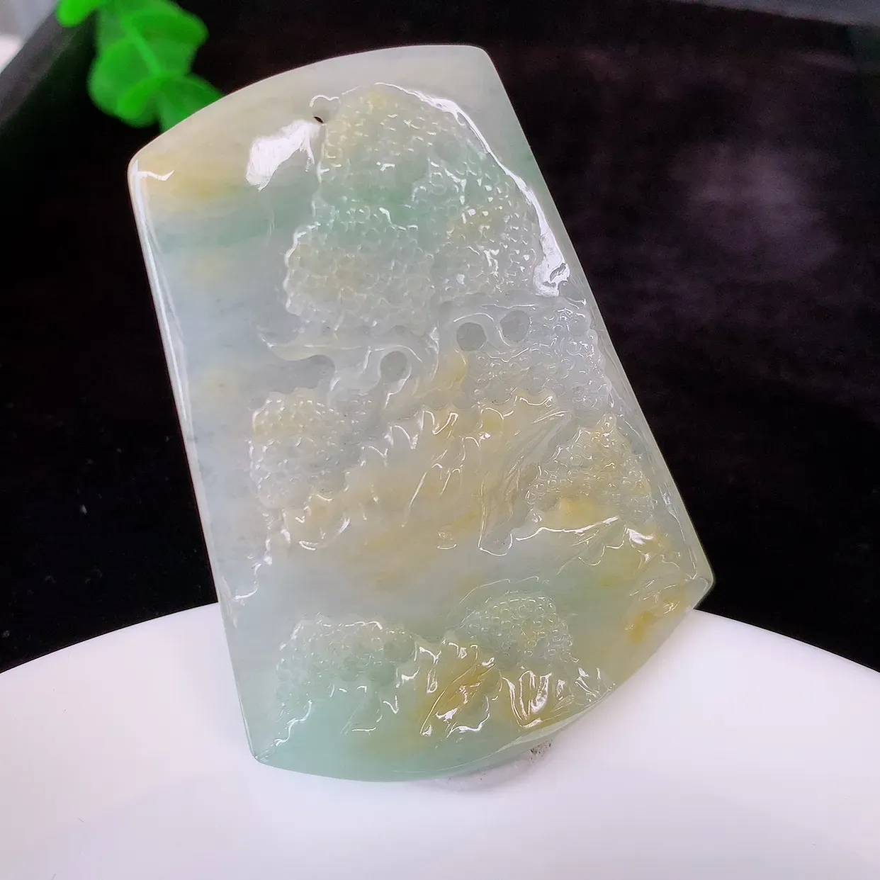 自然光实拍，冰润黄加绿翡翠山水牌吊坠，翡翠山水，立体生动形象，山水素材布局合理，意境感佳，佩戴上身效果更高贵 #60.1