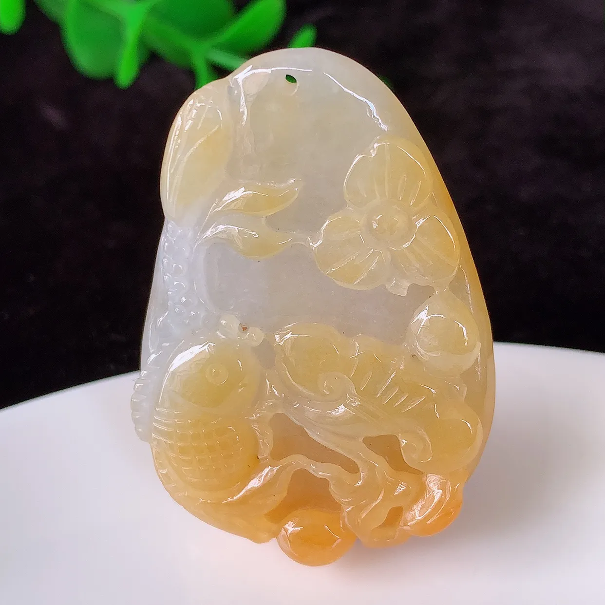 自然光实拍，冰润黄翡年年有余，自由自在玉吊坠，寓意财源广进，雕工婉约，栩栩如生，佩戴优雅迷人！#57