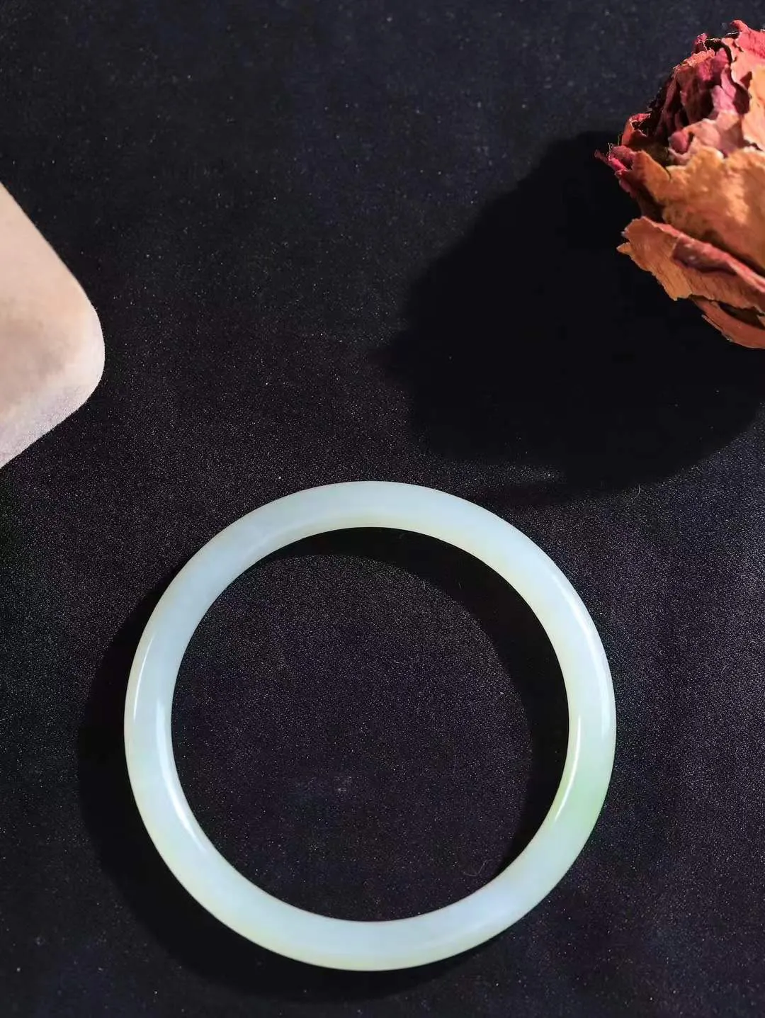 【一见钟情·手镯】

精品和田玉翠青手镯。镯型饱满，温润细腻，脂润沁香。️执一卷书，沏一盏茶，着一袭裙，戴一只镯。淡淡浅笺，素心若兰，静赏玉中诗画。悠悠岁月，芊手轻摘，盛满诗样芳华。重18.3克   内径圈口55.5mm 尺寸5.9-6.4mm  FDA-7270446