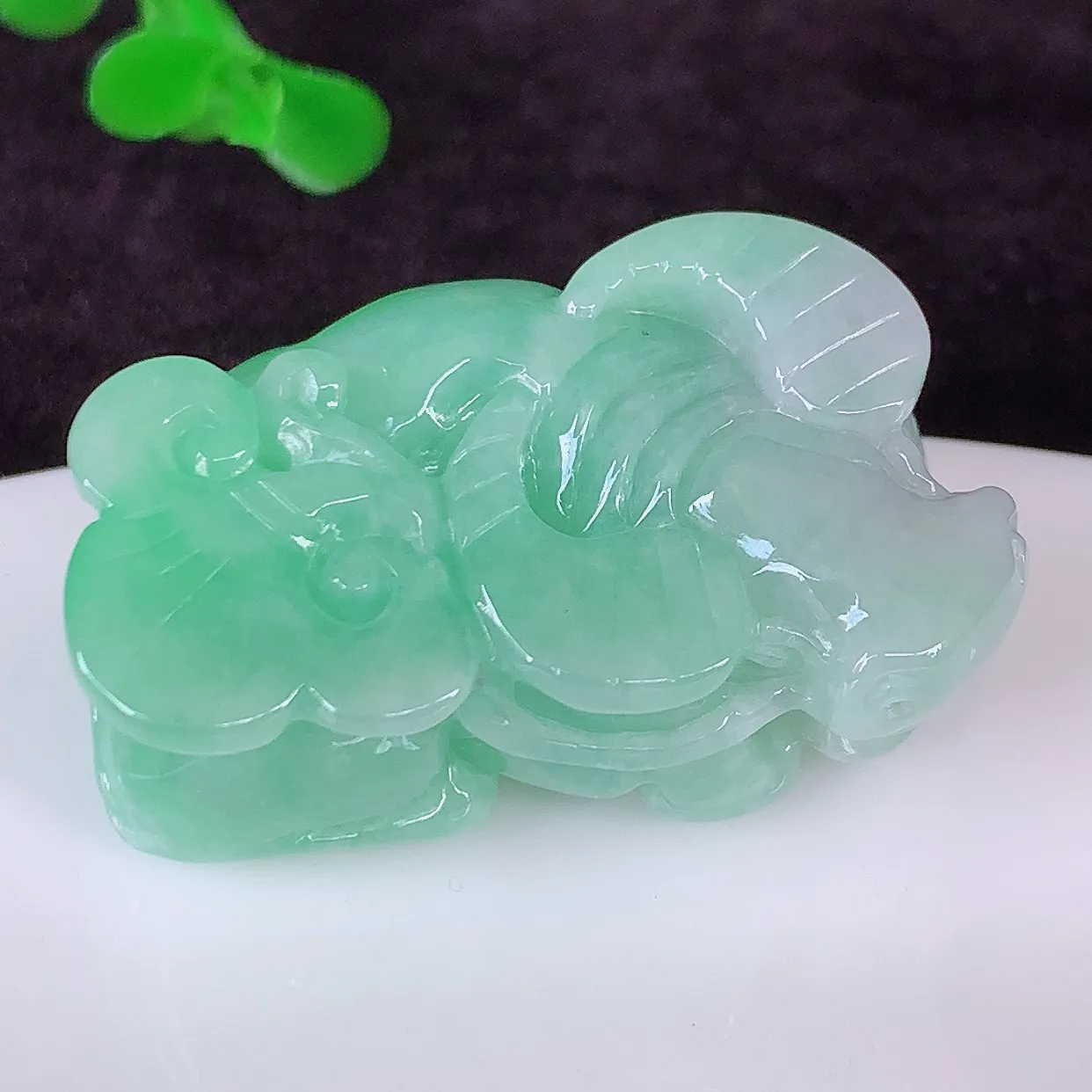 自然光实拍，冰润飘绿生肖牛气冲天翡翠吊坠，种老水足，雕工精湛 ，寓意美好，佩戴时尚出众！#41.1