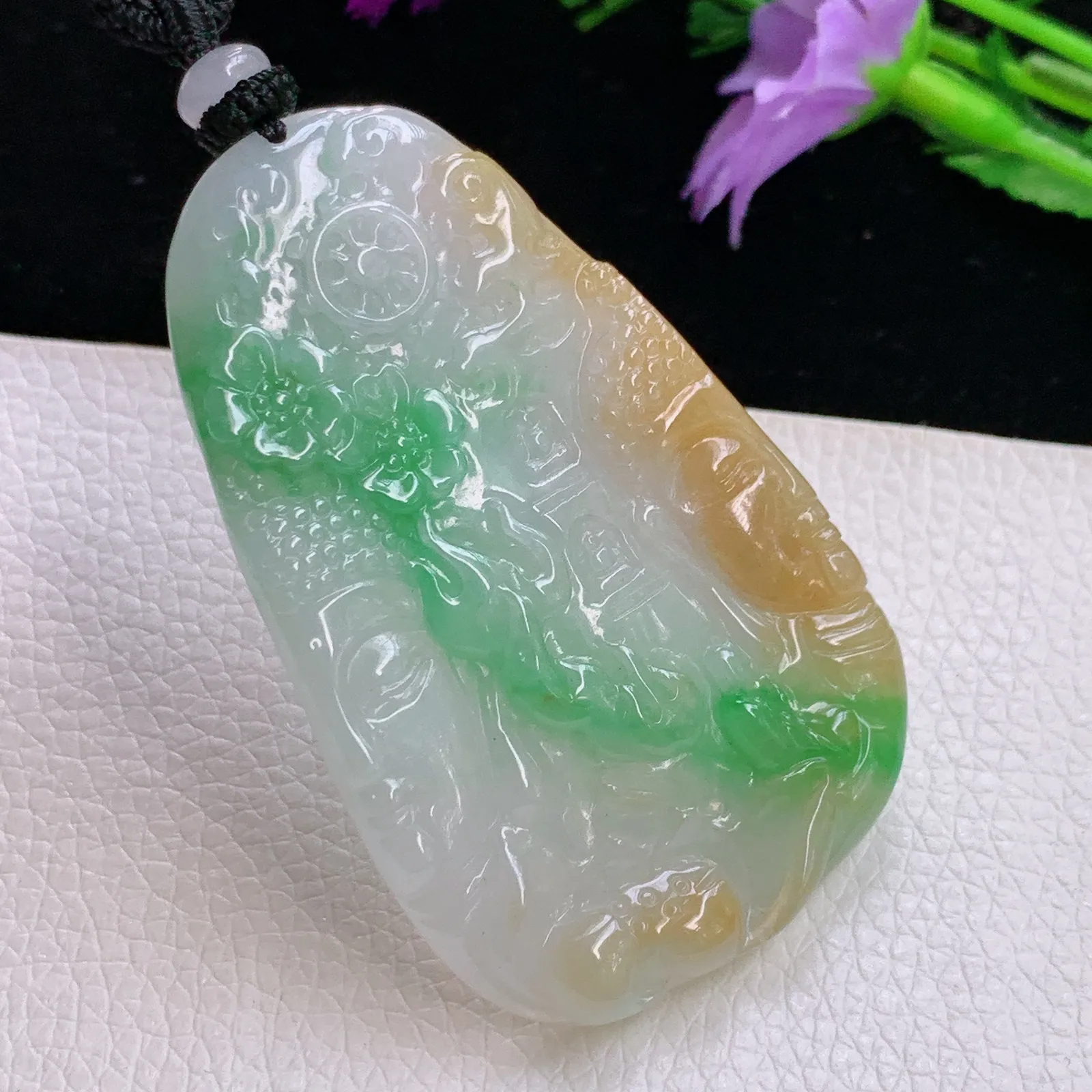 mut实拍58.3*37.3*6特色老坑精雕三彩翡翠一念之间玉吊坠 玉挂件