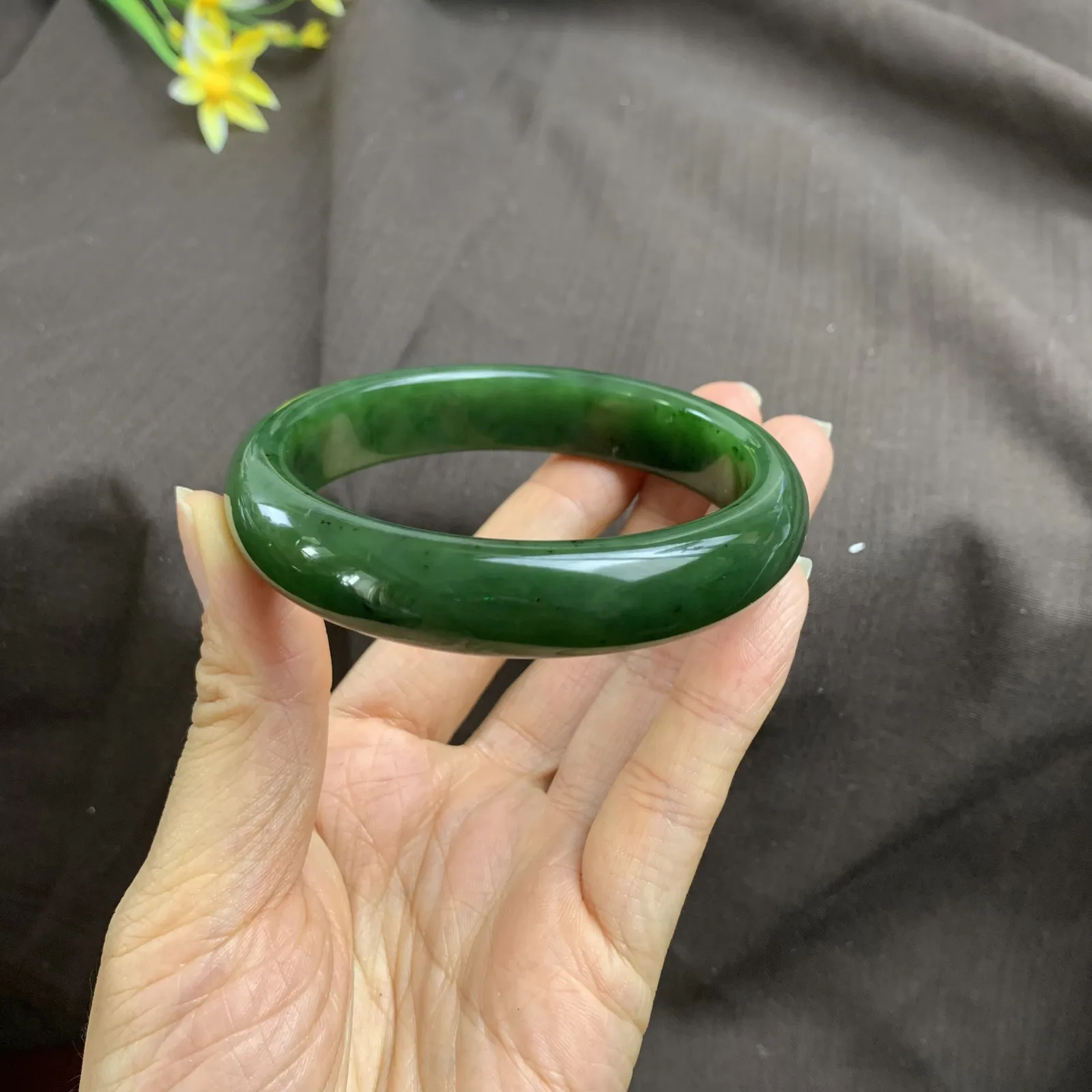 和田玉62圈口菠菜绿碧玉手镯！圈口62宽14玉质细腻油润 底色纯净 无裂无棉 脂粉好，品质好