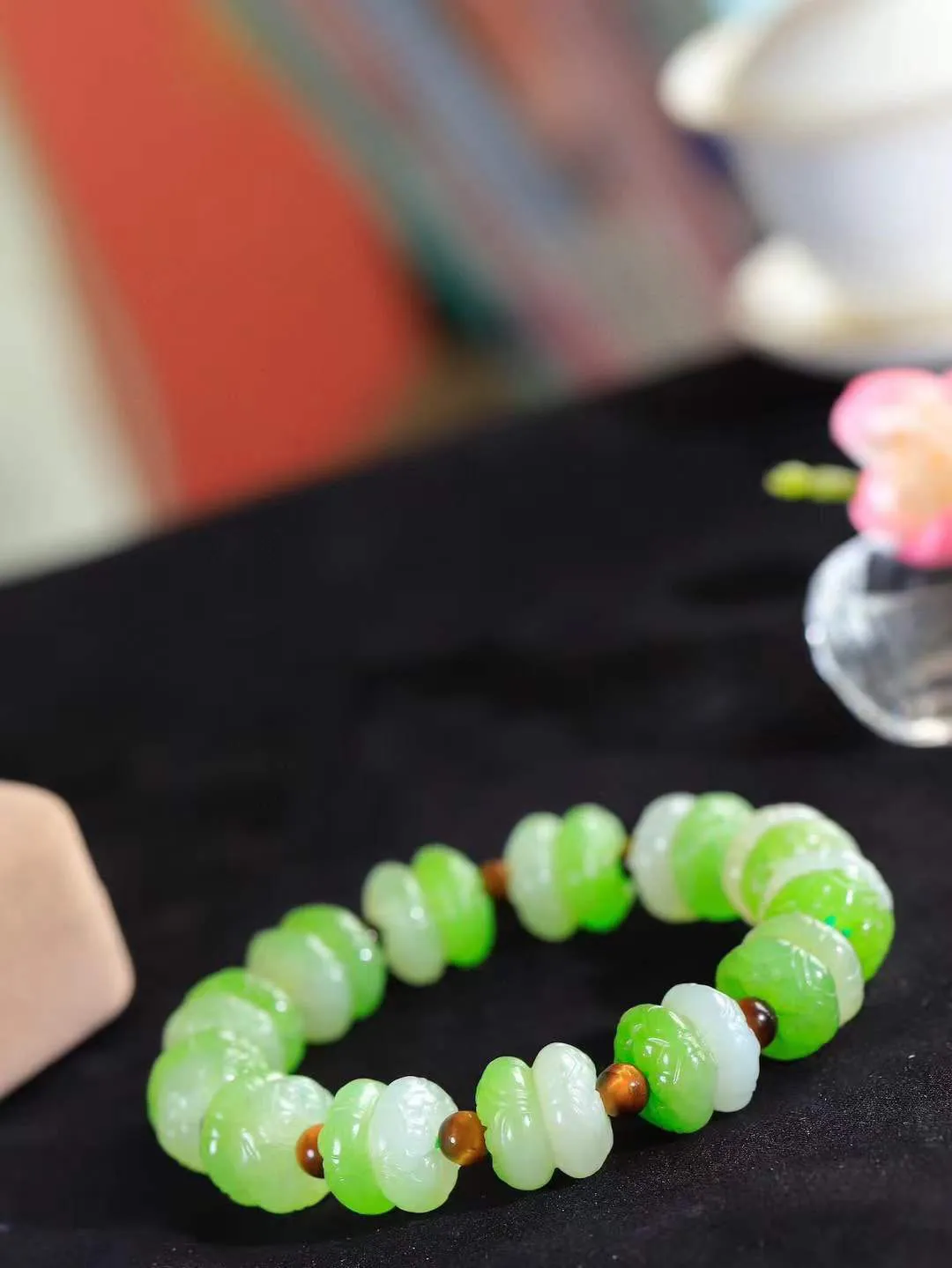 【莲花.手串】

精品和田玉翠青莲花手串，器形优雅，小巧精致，翠色浓郁，玉质细腻油润、手感上佳，颗