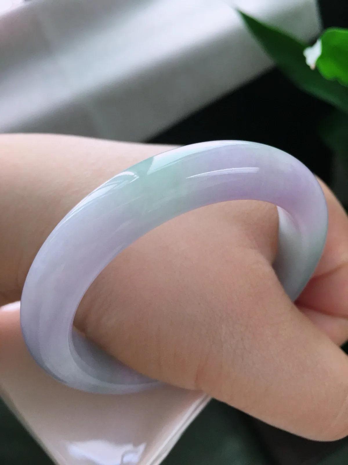 圈口54.3，正圈手镯，小圈口，春彩底，玉质水润，尺寸54.3-11.5-8.6mm