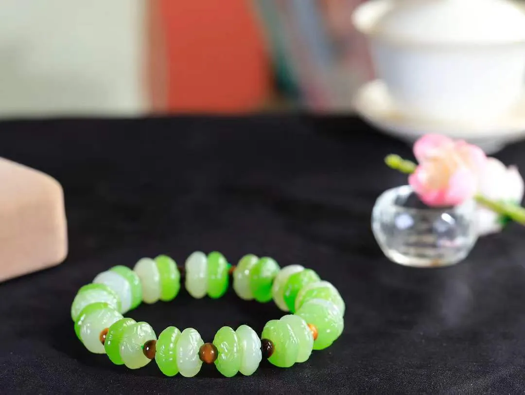 【莲花.手串】

精品和田玉翠青莲花手串，器形优雅，小巧精致，翠色浓郁，玉质细腻油润、手感上佳，颗