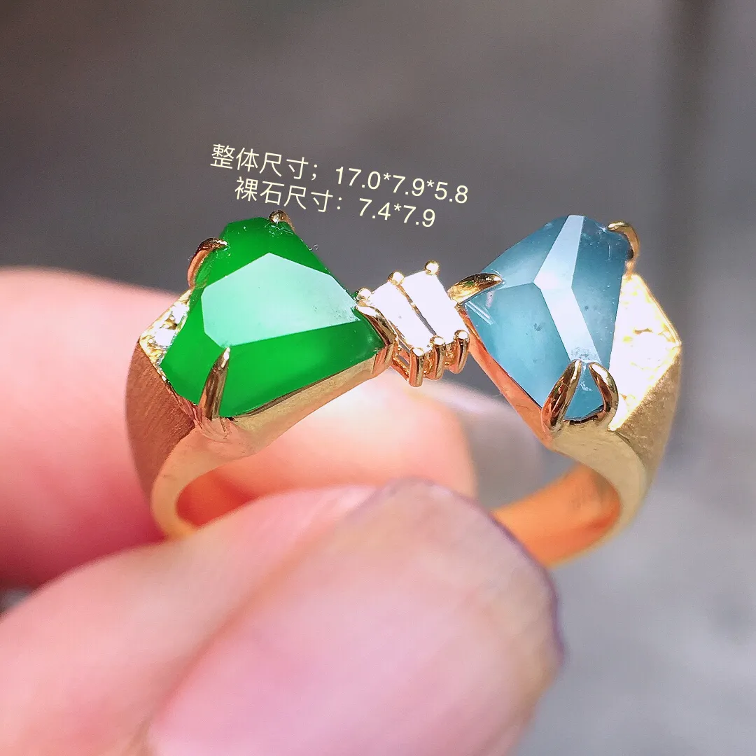 （紫+绿）二合一戒指，色泽均匀艳丽，玉质细腻，荧光感超
强，饱满圆润，气质满满。18k
金豪华镶嵌