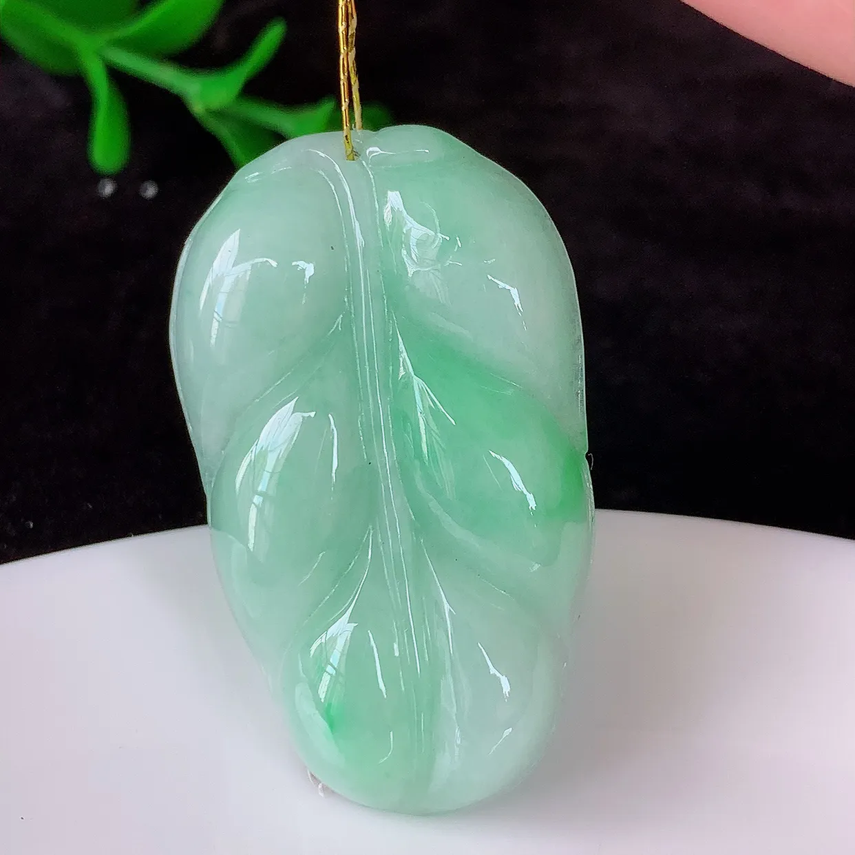 自然光实拍，冰胶飘绿叶子翡翠吊坠 ，种水足，色泽清新，工艺精湛，叶子寓意美好；金枝玉叶，事业有成。#35.1