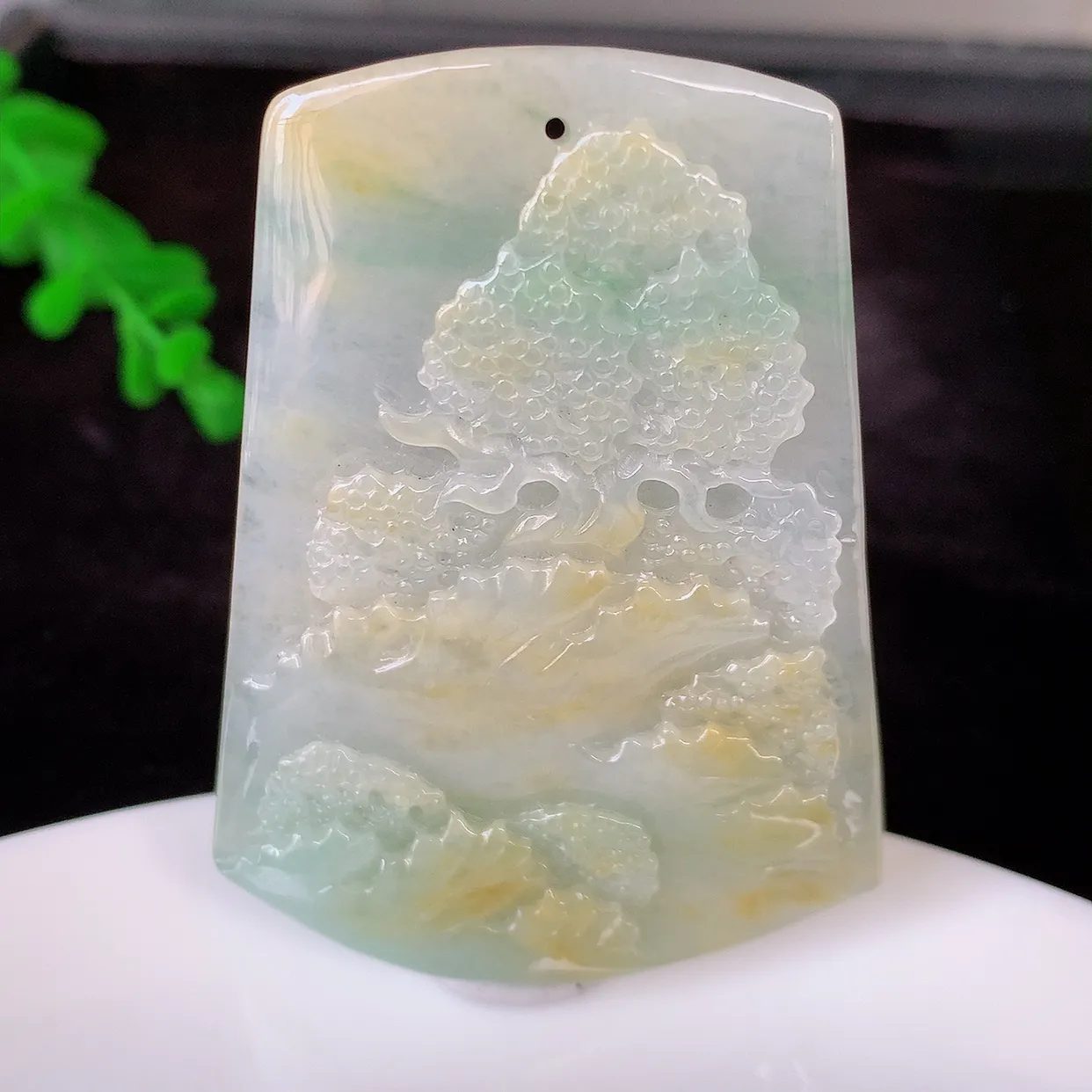 自然光实拍，冰润黄加绿翡翠山水牌吊坠，翡翠山水，立体生动形象，山水素材布局合理，意境感佳，佩戴上身效