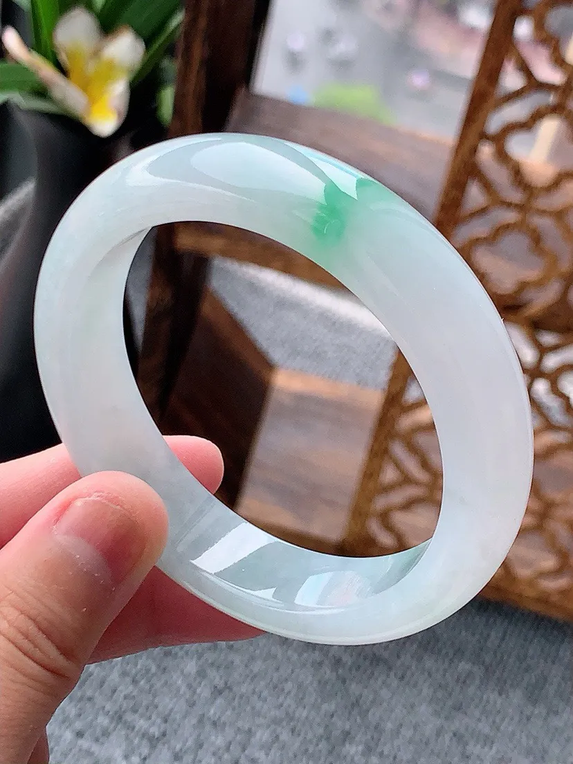a货翡翠老坑飘绿正装正圈手镯55-56圈口 尺寸55.8×13.8×8.3mm 重量66.04g 0