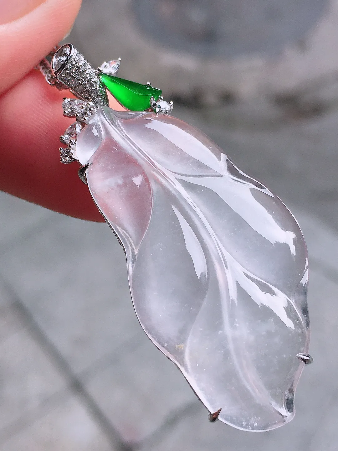 冰种玉叶吊坠，玉质细腻，荧光感超
强，饱满圆润，气质满满。18k
金豪华镶嵌