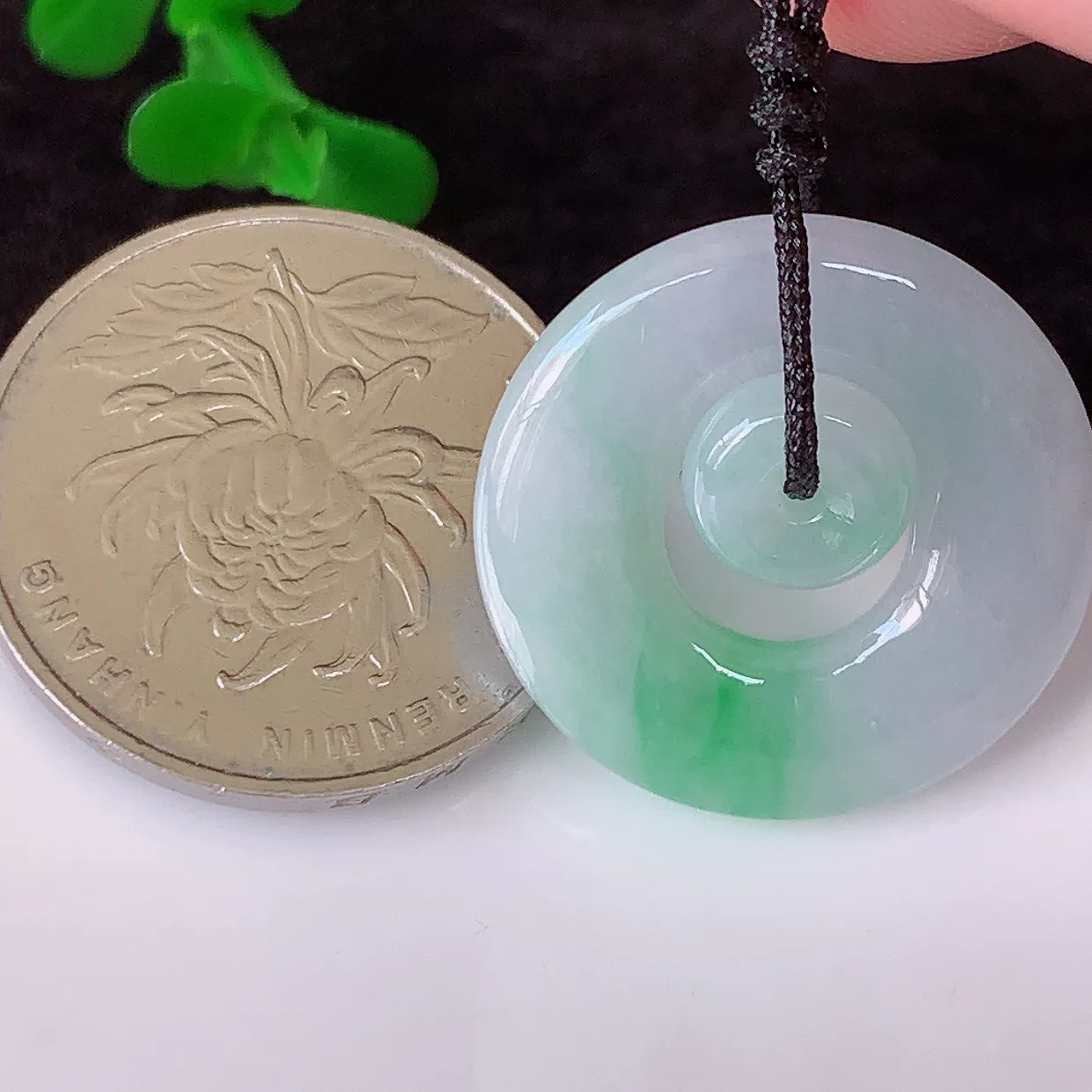 自然光实拍，冰润飘绿平安母子扣翡翠吊坠，种老水足，雕工精湛 ，寓意美好，佩戴时尚出众！#41.1