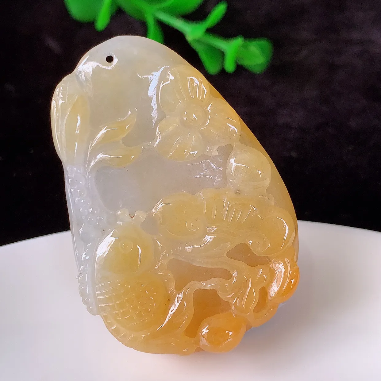 自然光实拍，冰润黄翡年年有余，自由自在玉吊坠，寓意财源广进，雕工婉约，栩栩如生，佩戴优雅迷人！#57.1尺寸41*28.5*8