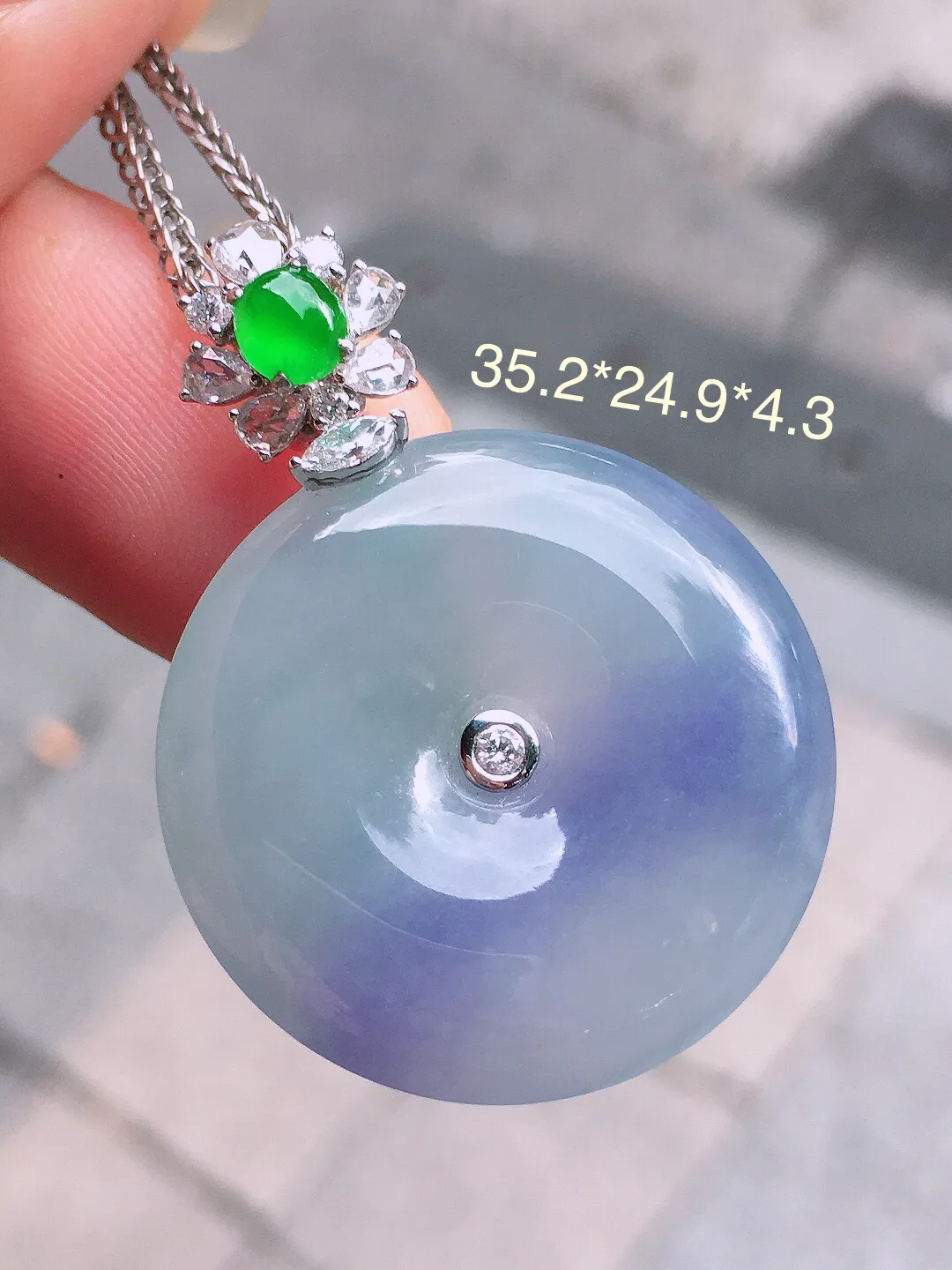 飘紫罗兰平安扣吊坠，色泽艳丽，玉质细腻，荧光感超
强，饱满圆润，气质满满。18k
金豪华镶嵌