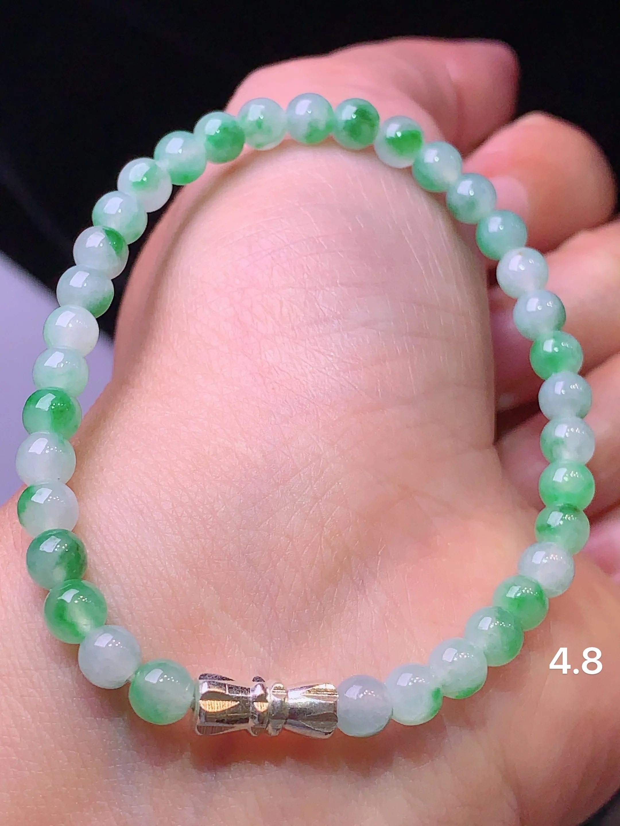 飘绿圆珠手链 玉质细腻 色泽艳丽 整体尺寸4.8
