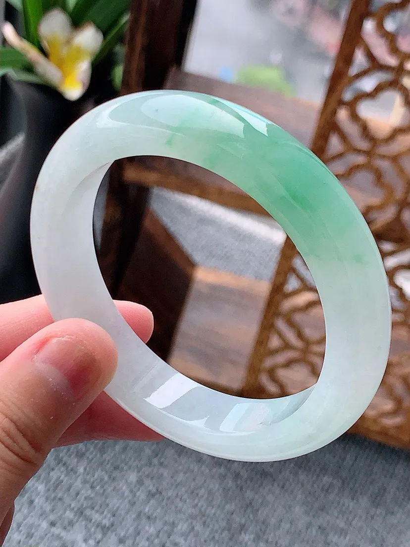 a货翡翠老坑飘绿正装正圈手镯54-55圈口 尺寸54.8×11.8×8.5mm 重量61.54g 0