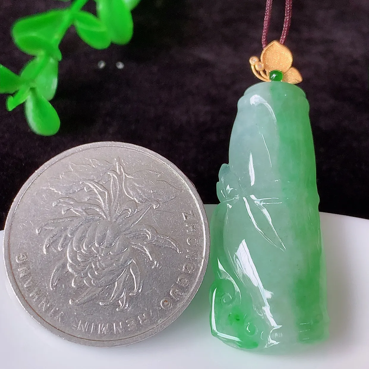 自然光实拍，18K金镶嵌飘绿节节高竹节玉坠，款式时尚大方，竹节寓意好，佩戴事业，学业节节高升！#45.1整体40裸石33.5*14.5*5