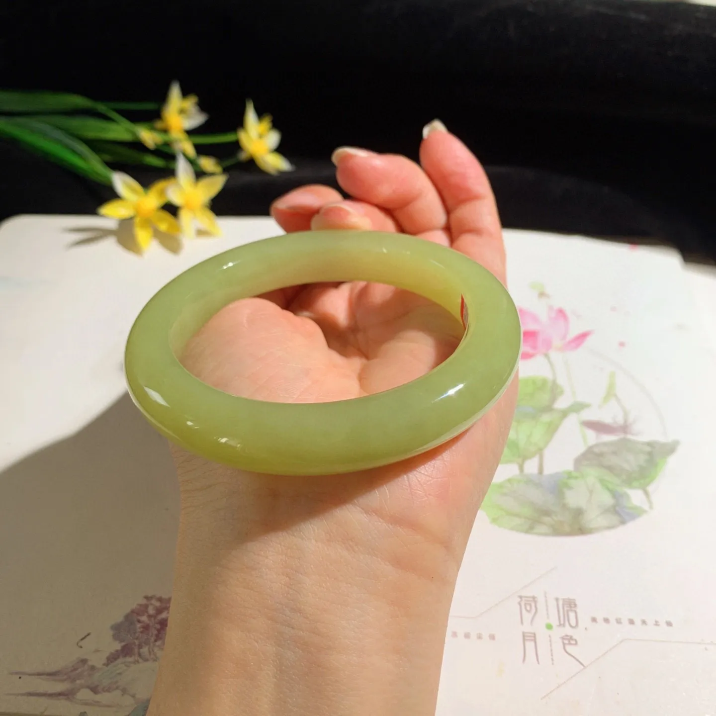 和田玉58.5圈口黄口料手镯！圈口58.5宽12重66.5克，玉质细腻油润 底色纯净 无裂无杂 脂粉