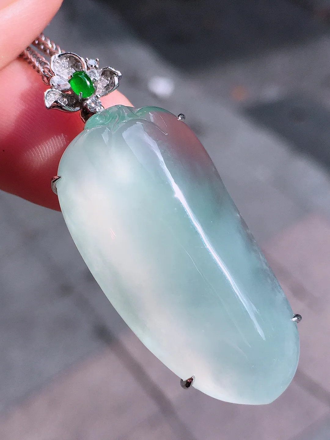 冰种福瓜吊坠，玉质细腻，荧光感超
强，饱满圆润，气质满满。18k
金豪华镶嵌