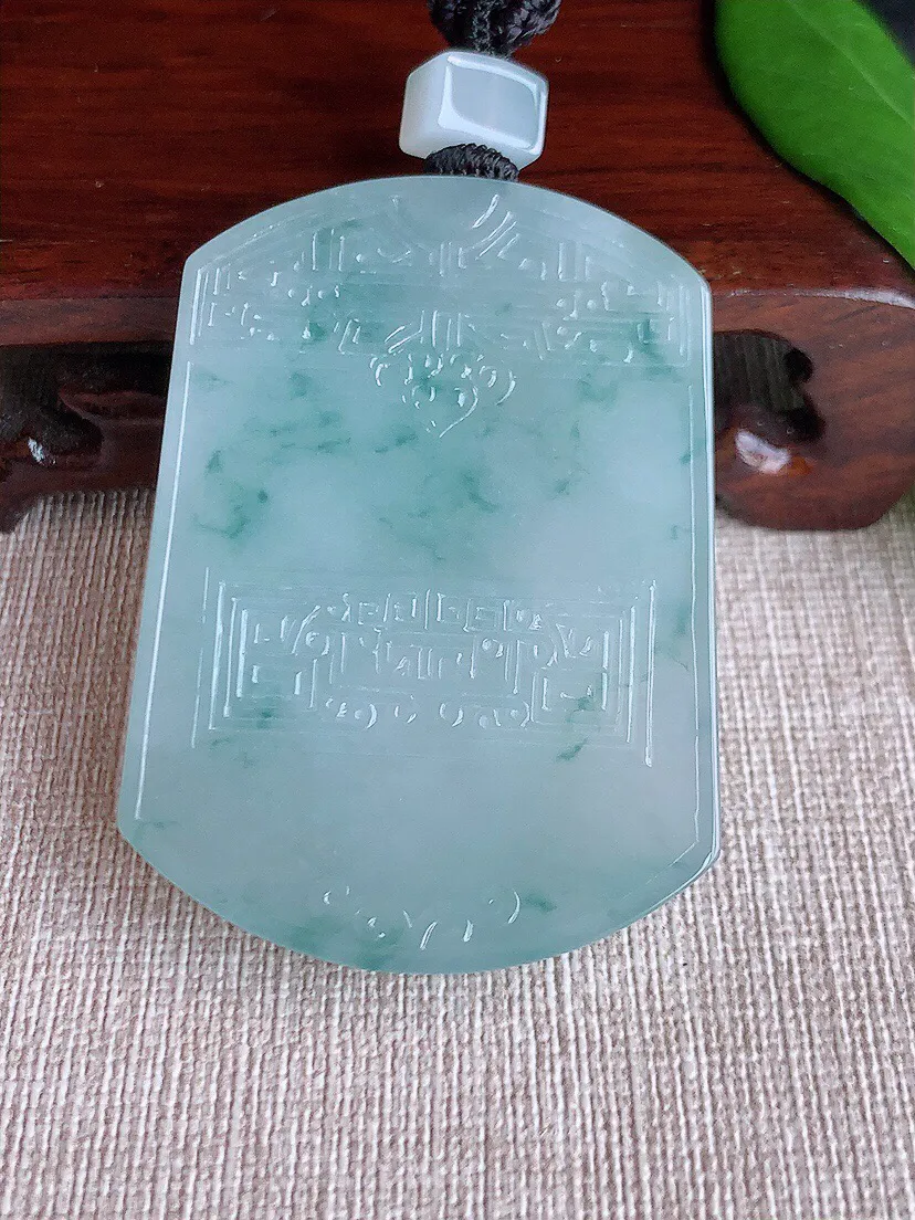 a货翡翠老坑冰种飘花仿古无事牌吊坠，尺寸53×39×5.7mm 重量40.83g 0704