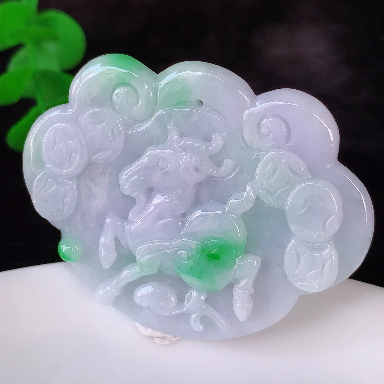 自然光实拍，冰润飘绿生肖羊翡翠吊坠，翠色灵动，种老水足，寓意好，品相佳，佩戴佳品！#05.1尺寸52*40.5*5.8