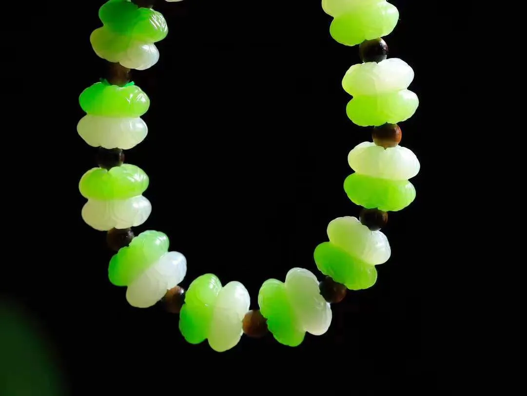 【莲花.手串】

精品和田玉翠青莲花手串，器形优雅，小巧精致，翠色浓郁，玉质细腻油润、手感上佳，颗颗精雕莲花，将荷花出淤泥而不染，濯清涟而不妖的气韵，刻画的淋漓尽致。尺寸取一13.8-15.8-15.4mm，重80.4克 FDA-3660420