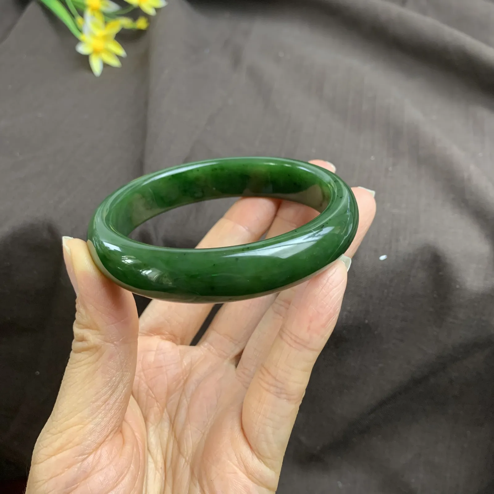 和田玉62圈口菠菜绿碧玉手镯！圈口62宽14玉质细腻油润 底色纯净 无裂无棉 脂粉好，品质好