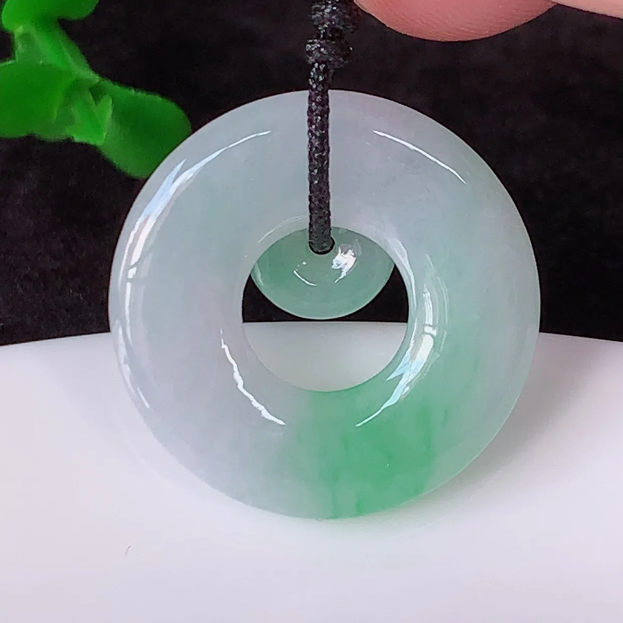 自然光实拍，冰润飘绿平安母子扣翡翠吊坠，种老水足，雕工精湛 ，寓意美好，佩戴时尚出众！#41.1