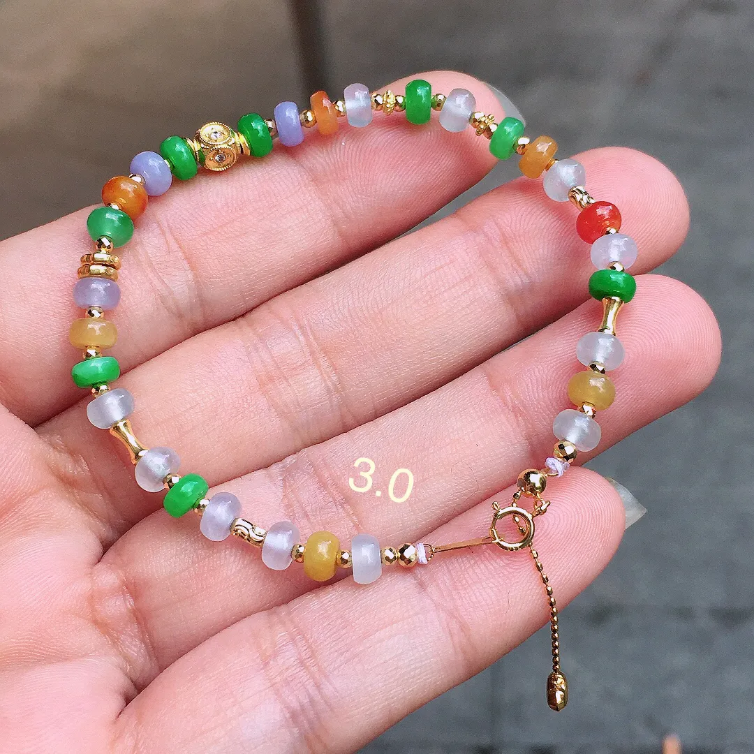 多彩珠子手链，色泽均匀艳丽，玉质细腻，荧光感超
强，饱满圆润，气质满满。18k
金豪华镶嵌