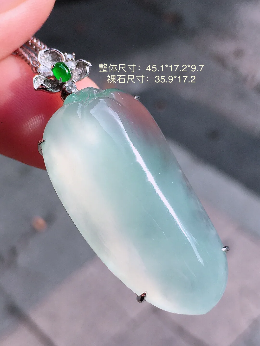 冰种福瓜吊坠，玉质细腻，荧光感超
强，饱满圆润，气质满满。18k
金豪华镶嵌