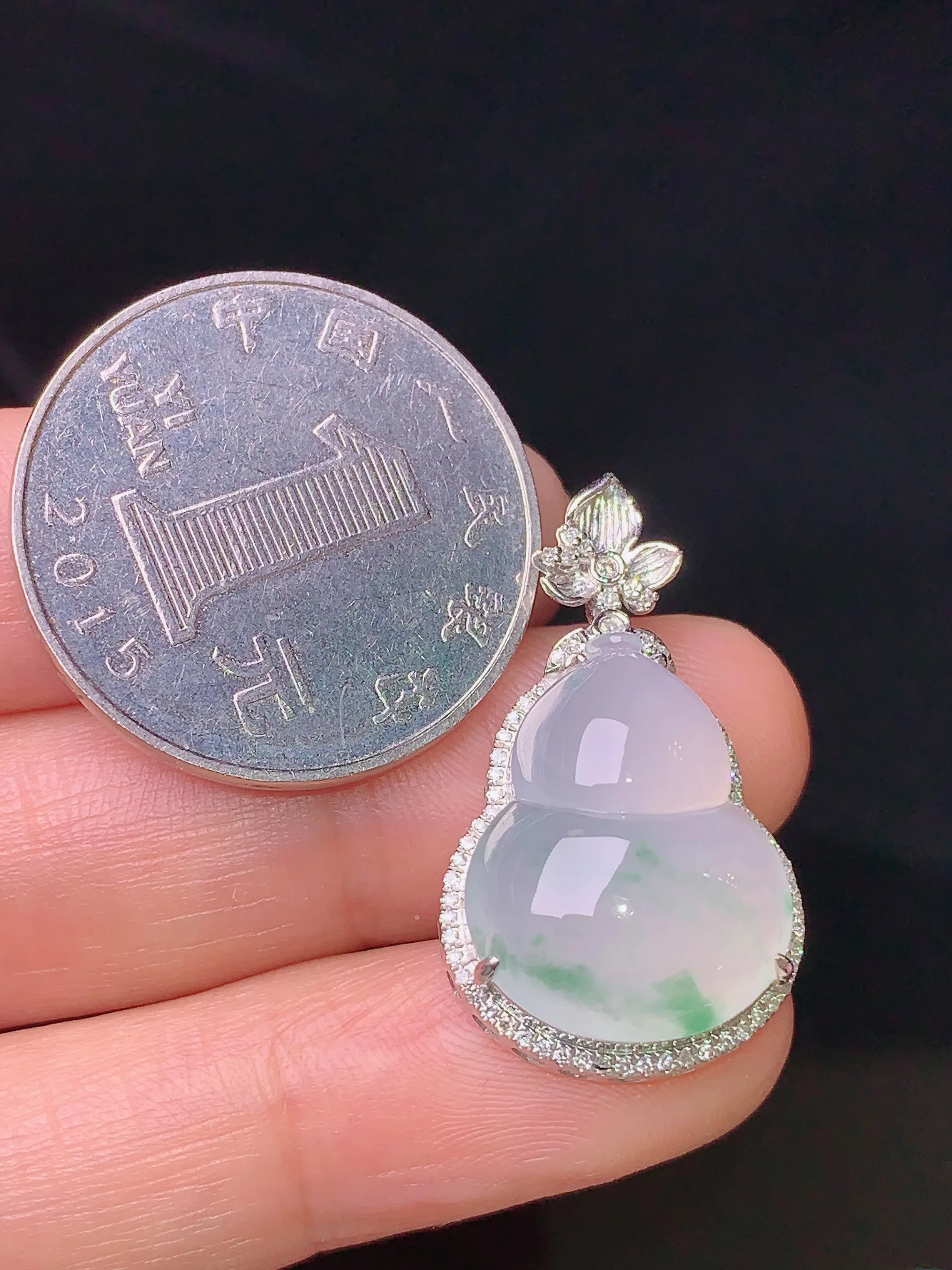 18k金钻镶嵌飘绿葫芦吊坠 玉质细腻 色泽艳丽 整体尺寸28.2*16.5*9.6