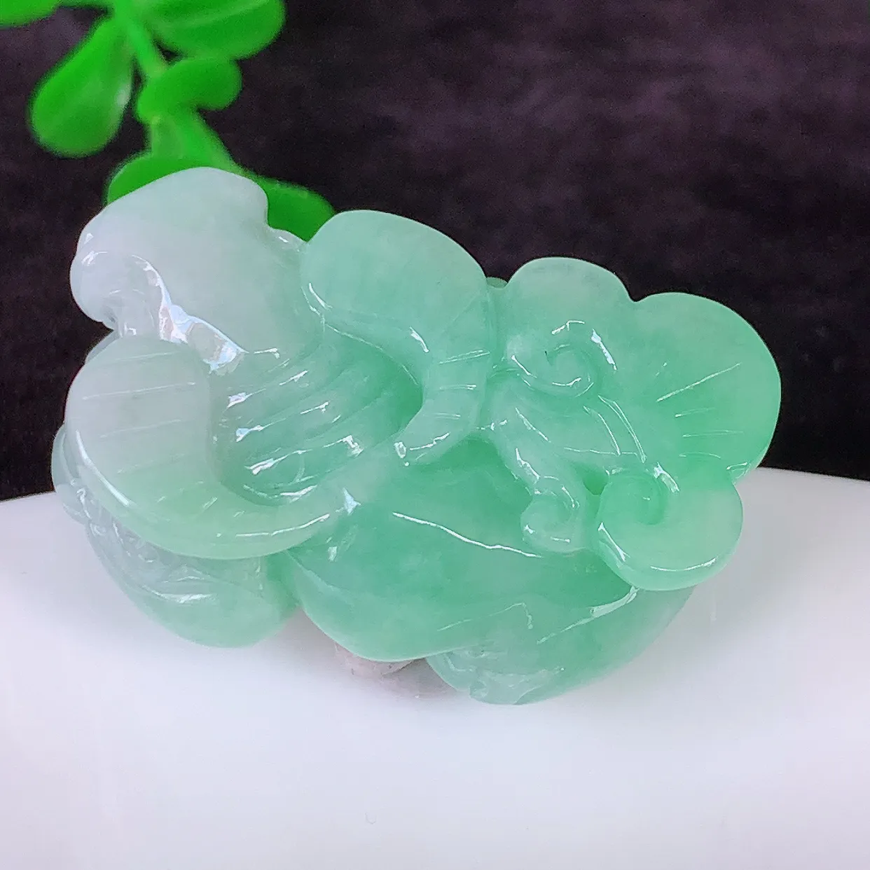 自然光实拍，冰润飘绿生肖牛气冲天翡翠吊坠，种老水足，雕工精湛 ，寓意美好，佩戴时尚出众！#41.1