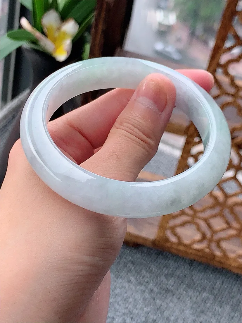 a货翡翠老坑飘绿正装正圈手镯58-59圈口  尺寸58×12.3×8.8mm 重量64.00g 0621