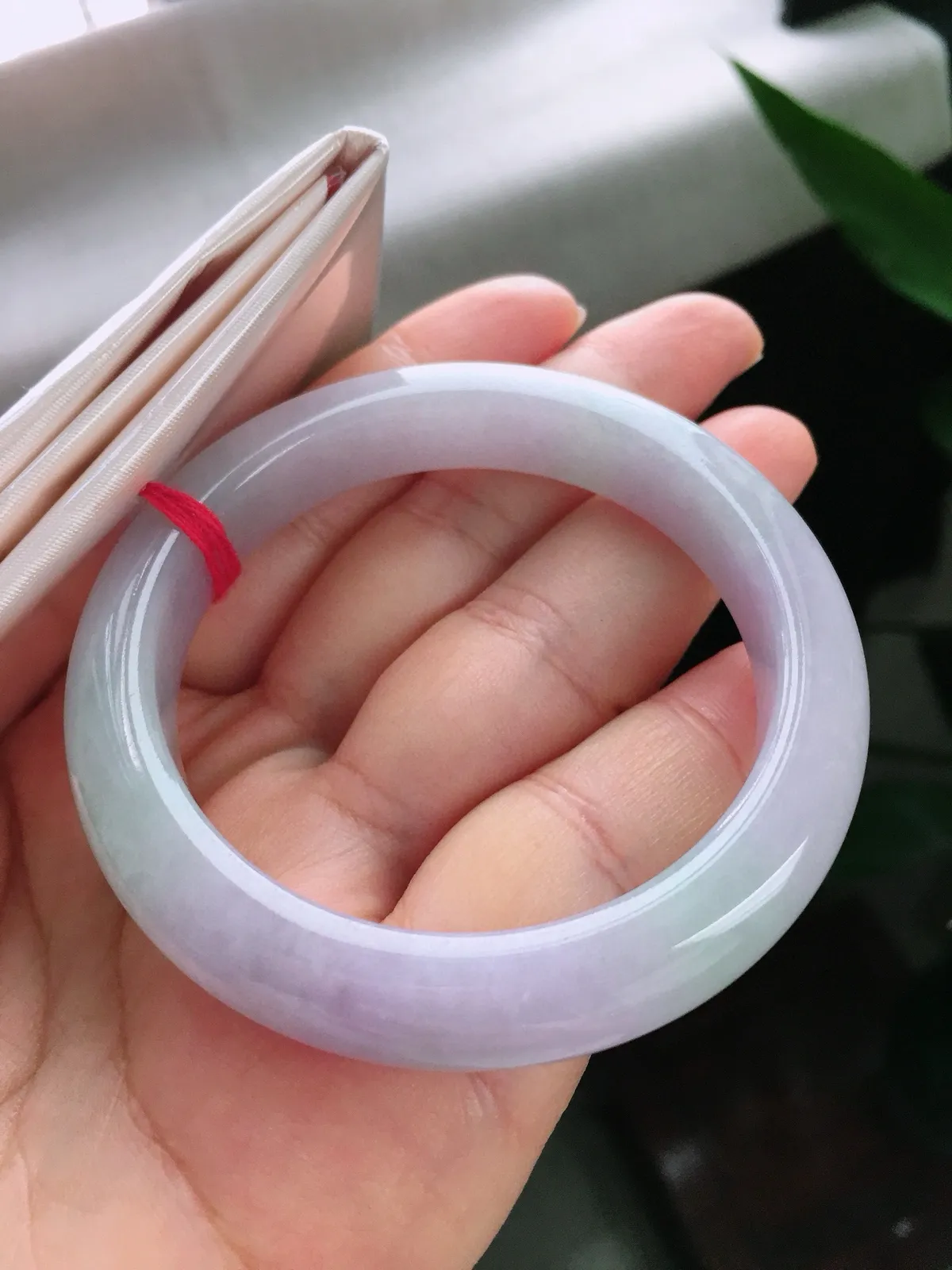 圈口54.3，正圈手镯，小圈口，春彩底，玉质水润，尺寸54.3-11.5-8.6mm