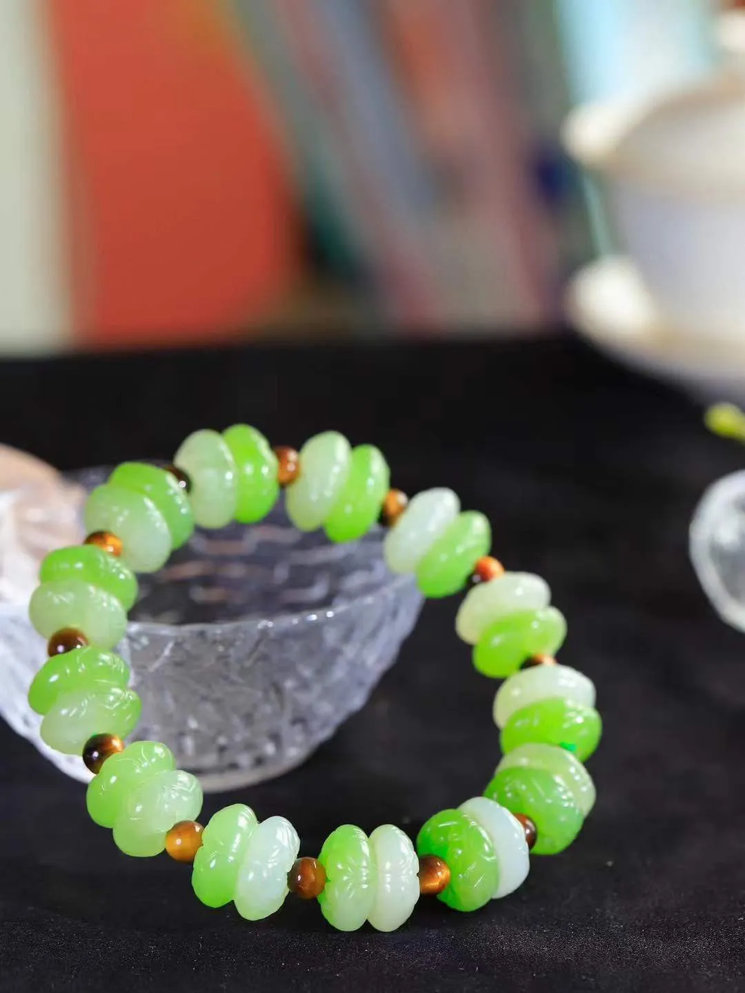 【莲花.手串】

精品和田玉翠青莲花手串，器形优雅，小巧精致，翠色浓郁，玉质细腻油润、手感上佳，颗颗精雕莲花，将荷花出淤泥而不染，濯清涟而不妖的气韵，刻画的淋漓尽致。尺寸取一13.8-15.8-15.4mm，重80.4克 FDA-3660420