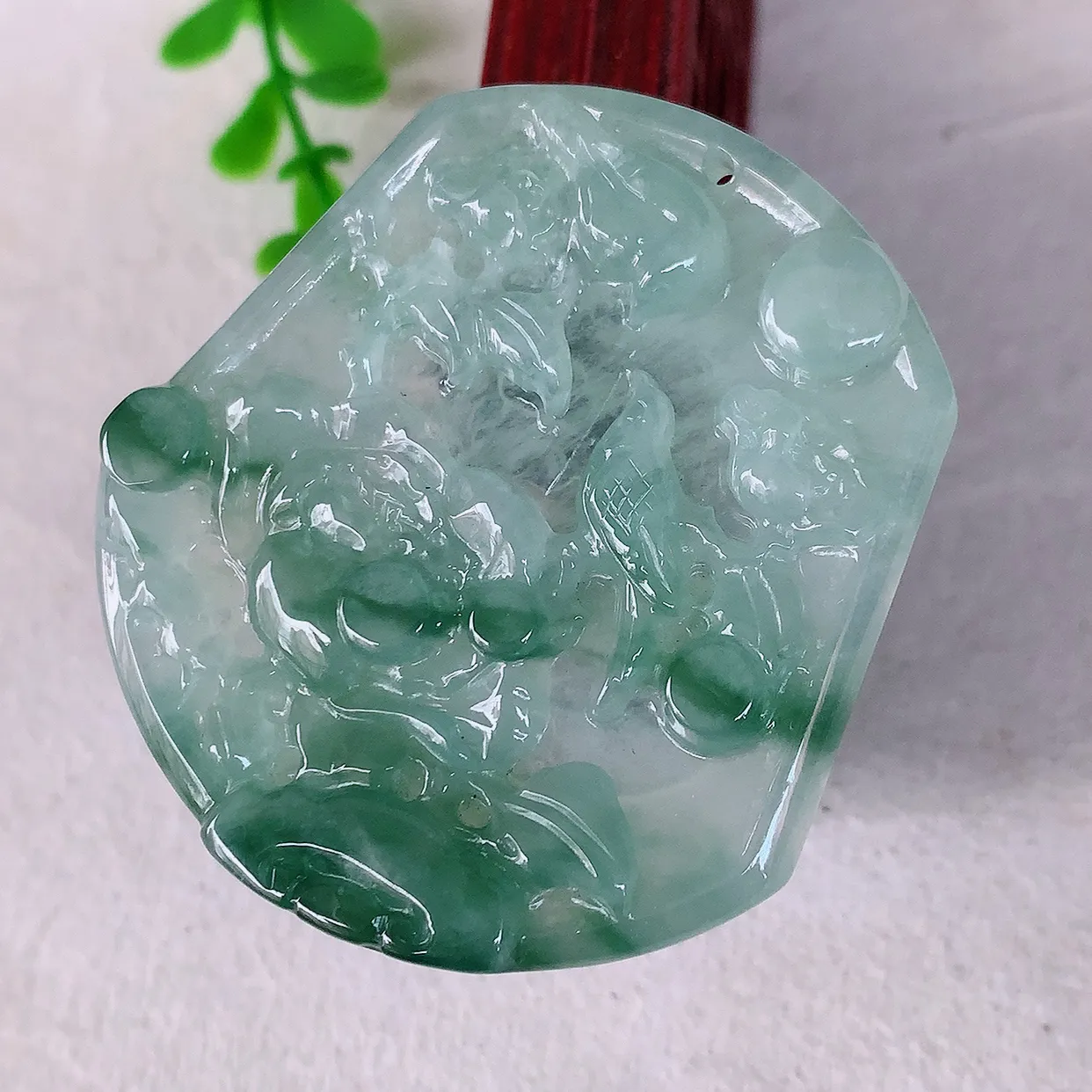 自然光实拍，冰飘花翡翠喜上眉梢吊坠，时人之家，闻鹊声皆以为喜，故谓喜鹊报喜。”题材有喜上眉梢，双喜临门，花开富贵的美好意义。性价比超值！#46.1尺寸50*46.5*5.8mm