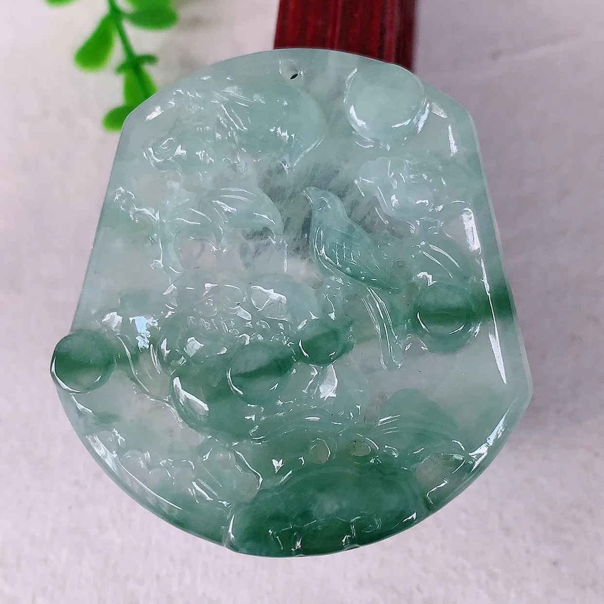 自然光实拍，冰飘花翡翠喜上眉梢吊坠，时人之家，闻鹊声皆以为喜，故谓喜鹊报喜。”题材有喜上眉梢，双喜临