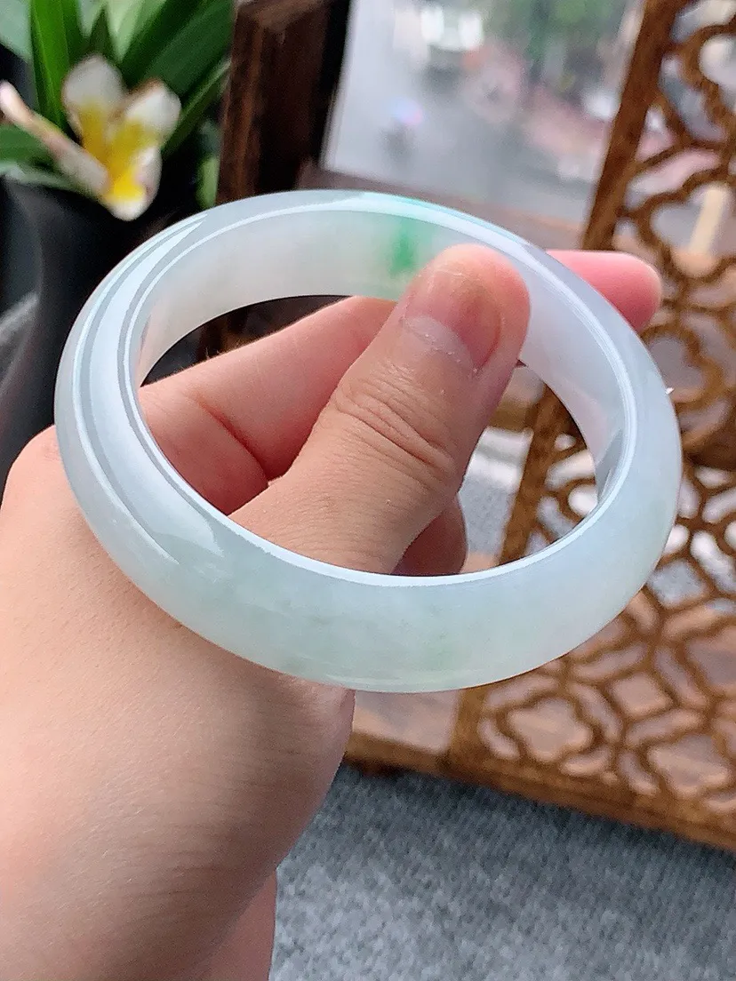a货翡翠老坑飘绿正装正圈手镯55-56圈口 尺寸55.8×13.8×8.3mm 重量66.04g 0621