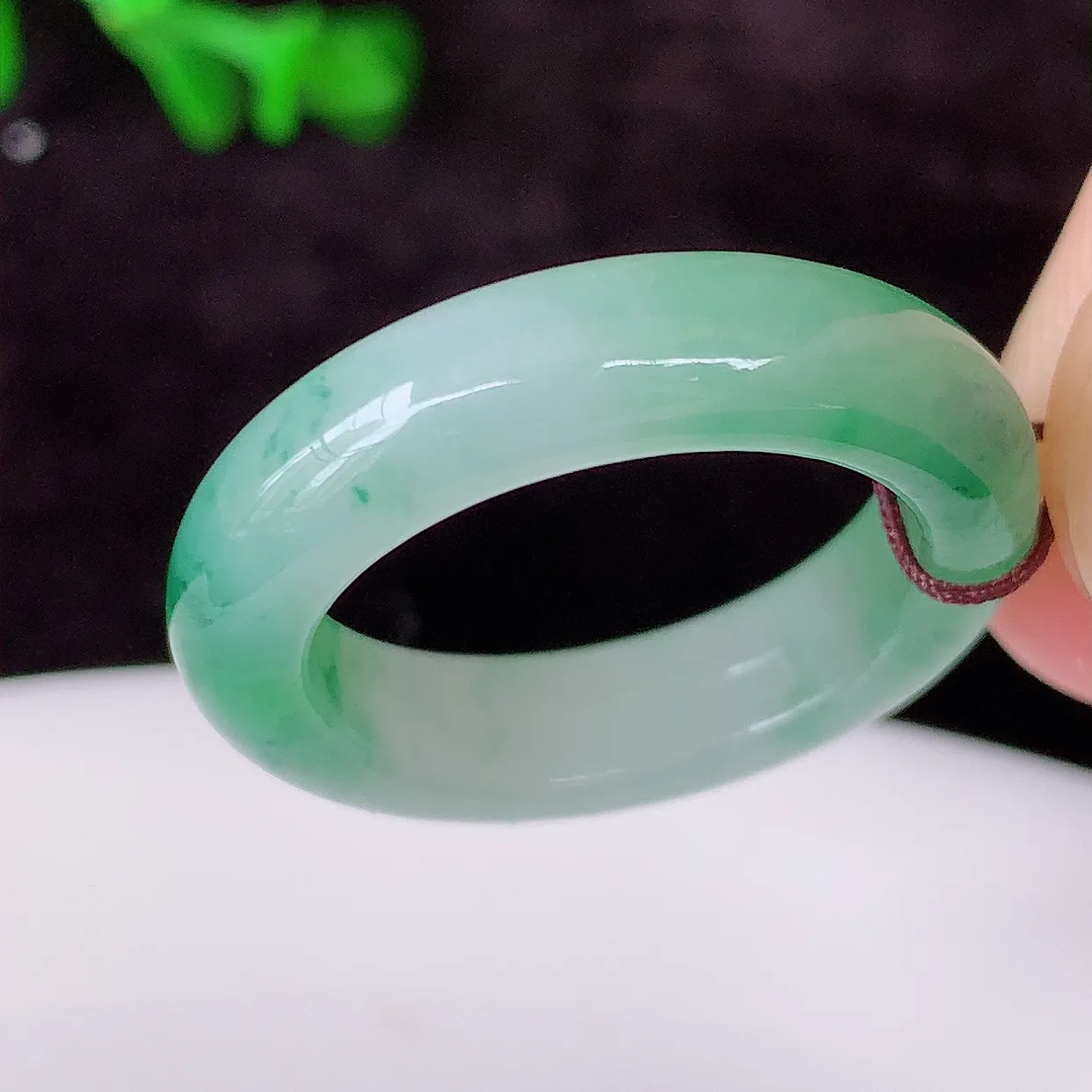自然光实拍，18.mm内径翡翠指环，玉戒指，玉质莹润，好精美好冰润的指环，18圈口，上手纤巧！#01.1