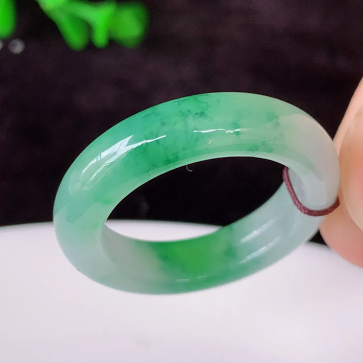 自然光实拍，18.mm内径翡翠指环，玉戒指，玉质莹润，好精美好冰润的指环，18圈口，上手纤巧！#01